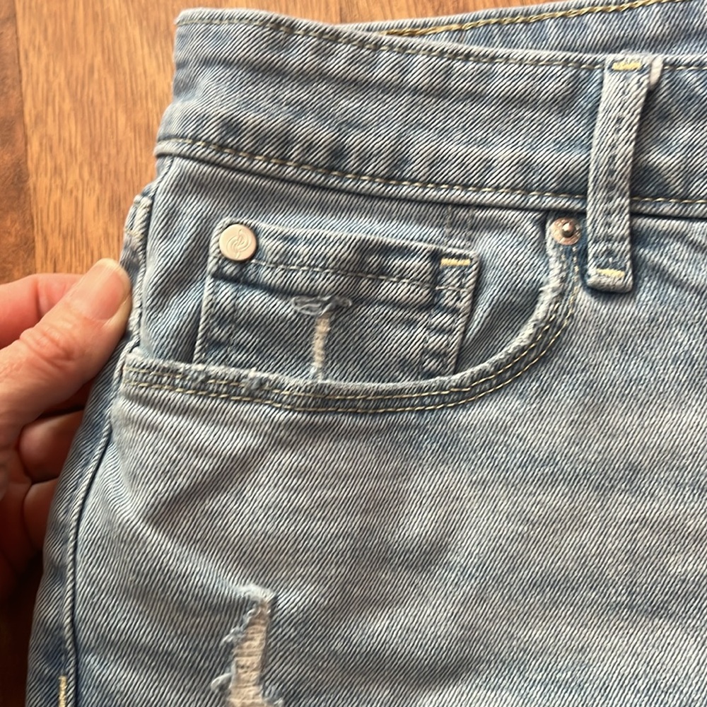 BNWOT light stone wash mid rise Levi’s shorts - Picture 2 of 16